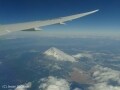 ズームレンズで機内から富士山撮影
