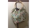 バックに入れて収納する