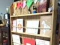 部屋を華やかにする「DIYの絵本棚」