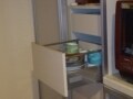 がっちり固定された備え付け食器棚