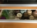 取り出しやすい、背の低い引出式の食器棚