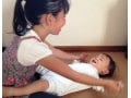 わらべうたで乳児とのふれあい遊び！0歳児の心と体を育てる遊び