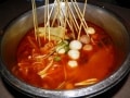 あらゆる食材を串に刺して火鍋で味わう「麻辣串鍋」