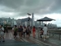 おなじみの香港の景色が広がる遊歩道と最古の時計台