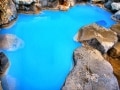 美しい青い湯の温泉に入れる施設は食事利用が前提