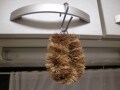 悩ましいタワシの置き場所もS字フックで解決！