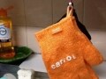 「野菜洗い手袋」は流し台に引っ掛けると便利！
