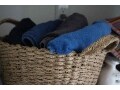 大ざっぱなルールを決めて、かごでタオル収納