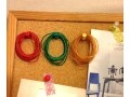 「コルクボードと色別のピン」で輪ゴムのお手軽収納