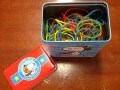 可愛いお菓子の空き缶に輪ゴムをどっさり！