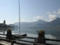 モーッアルトゆかりの静寂の湖畔、椅子のある風景