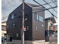 日常を縦に暮らす［十字路に建つスキップハウス］