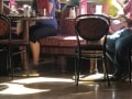 【琥珀色のカフェ・ツェントラル】椅子のある風景