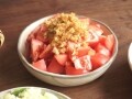 玉ねぎのみじん切りで手作りドレッシング！副菜に便利なトマ玉サラダ