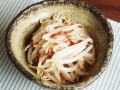 電子レンジで作る、もやしと桜海老の梅風味温サラダ
