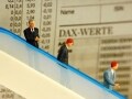 日本企業の業績見通しは良いのに株価はなぜ下がる？