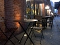 時代を刻む赤煉瓦と椅子のある風景　神田・旧万世橋駅