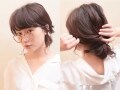 メガネ女性のおしゃれヘア！後れ毛でルーズなひとつ結びヘアアレンジ