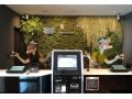 スタッフがロボット「変なホテル」2号店、舞浜で開業