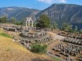 デルフィ：ギリシャで最も神聖な太陽神アポロンの聖地