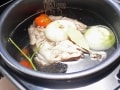 鶏ガラとクズ野菜を炊飯器で！ スープストック(ブイヨン)レシピ