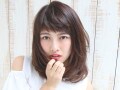 オン眉前髪で印象チェンジ！伸ばしかけミディアムもおしゃれに