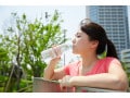 「水を飲むとむくむ」は誤り！体脂肪率を下げる水分補給のコツ