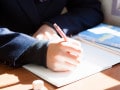 44歳貯金3500万円、職場ストレスで早期退職を希望しますが、子ども2人のお金が心配