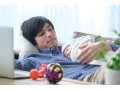 男性の育児休暇取得に妻は…「育児」はできても「家事」ができない夫