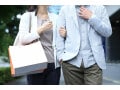 本当の夫婦関係は？「家の中」ではベタベタしたがる夫、「家の外」だけベタベタしたがる夫