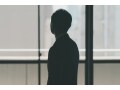夫の様子がおかしいと思ったら「男性更年期」だった？夜中にふと目を覚ますと夫がベッドに腰かけて…