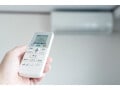 猛暑日が続くなか夫にリモコンを隠された…!?「エアコン問題」勃発から離婚に発展した事例も