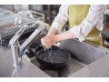 熱々のフライパンに冷水はNG！電子レンジで汁椀の塗料が… 家事の失敗談調査をもとにプロが指南