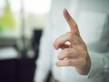 「で？結論は？」でなく「まず聞け」と言いたい。妻の話を聞くようでいて話の腰を折る夫たち