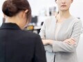 年下と話すとき「威圧的」になっていないか不安。人生の先輩として、どう接するのがベスト？