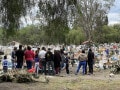 葬儀にジーンズで参列、お墓の前で歌って飲んで団らん。首都在住の日本人が見た「メキシコの葬式事情」