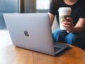 カフェや電車でのPC業務、情報漏洩のリスクは？ “スタバでMac”を広げていいのはフリーランスだけ？