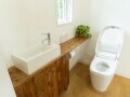 【みんな、トイレで何してる？】トイレの壁を見に？個室で仕分け？花粉からの退避!? あと、モテ自慢！