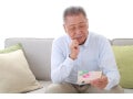 月の年金11万2000円・資産4200万円で「毎月20万円ほど取り崩して何とか生活しているが……」76歳男性の後悔と不安
