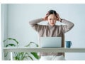 私の会社では70歳で定年になりますが、65歳で年金をもらわずに繰り下げしないと年金額が減らされますか？