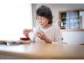 月の年金14万円・現預金200万円「交際費を制限して用事以外は外出しない」67歳女性が年金生活に感じる孤独