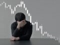 日によって損失が300万円ほどになり、平常心が保てません。損切りするべきですか？