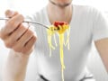 萎える「食事マナー」 パスタを音を立てて豪快にすする、食べ終わったらすぐお皿を重ねる夫にモヤっ！