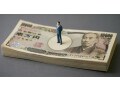 今現在70歳と8カ月で、今年3月末にて退職し、4月1日より別の会社にて就職する予定です。失業保険など何かもらえないのですか？