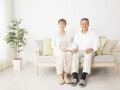 65歳以上で夫は老齢基礎年金と老齢厚生年金、妻は老齢基礎年金を受給。夫が先に亡くなった場合、妻は遺族年金をもらえる？