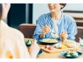 「お食事券が年2回。使えるお店が多くて迷う」47歳・世帯年収1050万円女性がすすめる株主優待