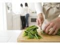 Q. 「生のほうれん草を、そのまま炒めて食べると危険」って本当ですか？