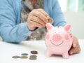 64歳から繰り上げ受給すれば、年金額が減るので「年金生活者支援給付金」の対象になりますか？
