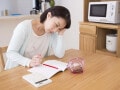 65歳女性です。個人年金収入とパート収入があるので、扶養を外れ社会保険加入が必要になりますか？