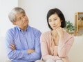 62歳会社員の男性。夫婦の年金受給開始時期や繰り下げ方針は、どう判断すればよいでしょうか？